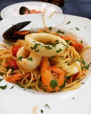 Seafood spaghetti: mussels, shrimps, squid, cherry tomatoes, garlic and parsley
