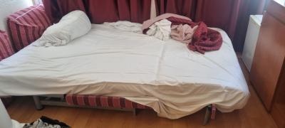 So called bed with no head board 